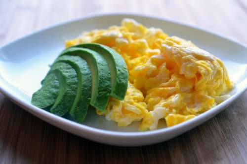 Abacate e ovos mexidos: perfeito para o café da manhã!